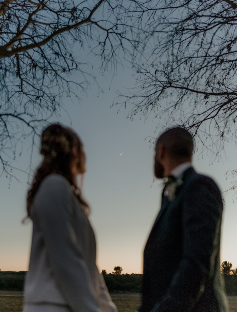 Mariés contemplant la lune au crépuscule – photo de mariage romantique en Savoie. Vidéaste de mariage à Alberville