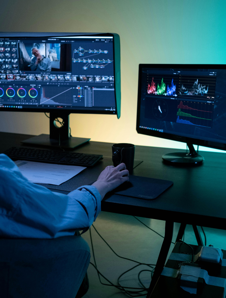 Vidéaste en Savoie travaillant sur le montage et l’étalonnage d’un film de mariage