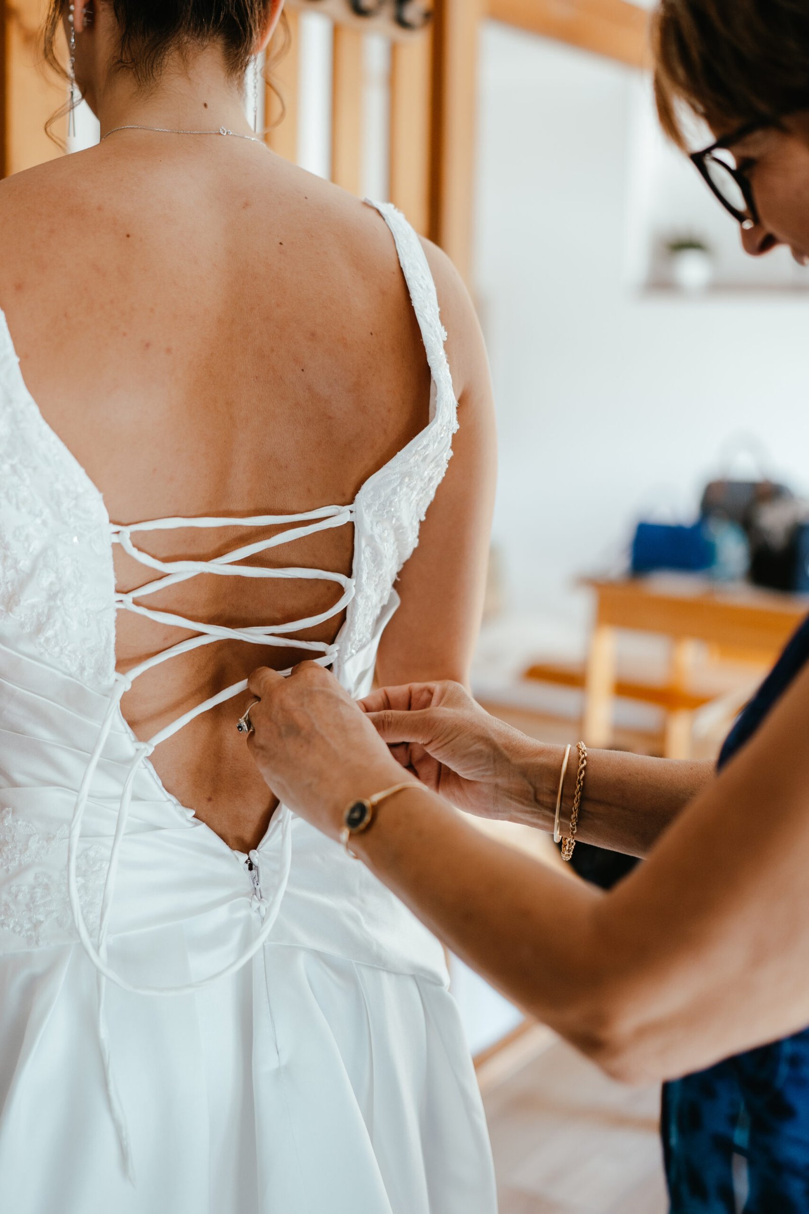 solight photo & vidéo de mariage Preparatifs mariee habillage robe mariage Grenoble