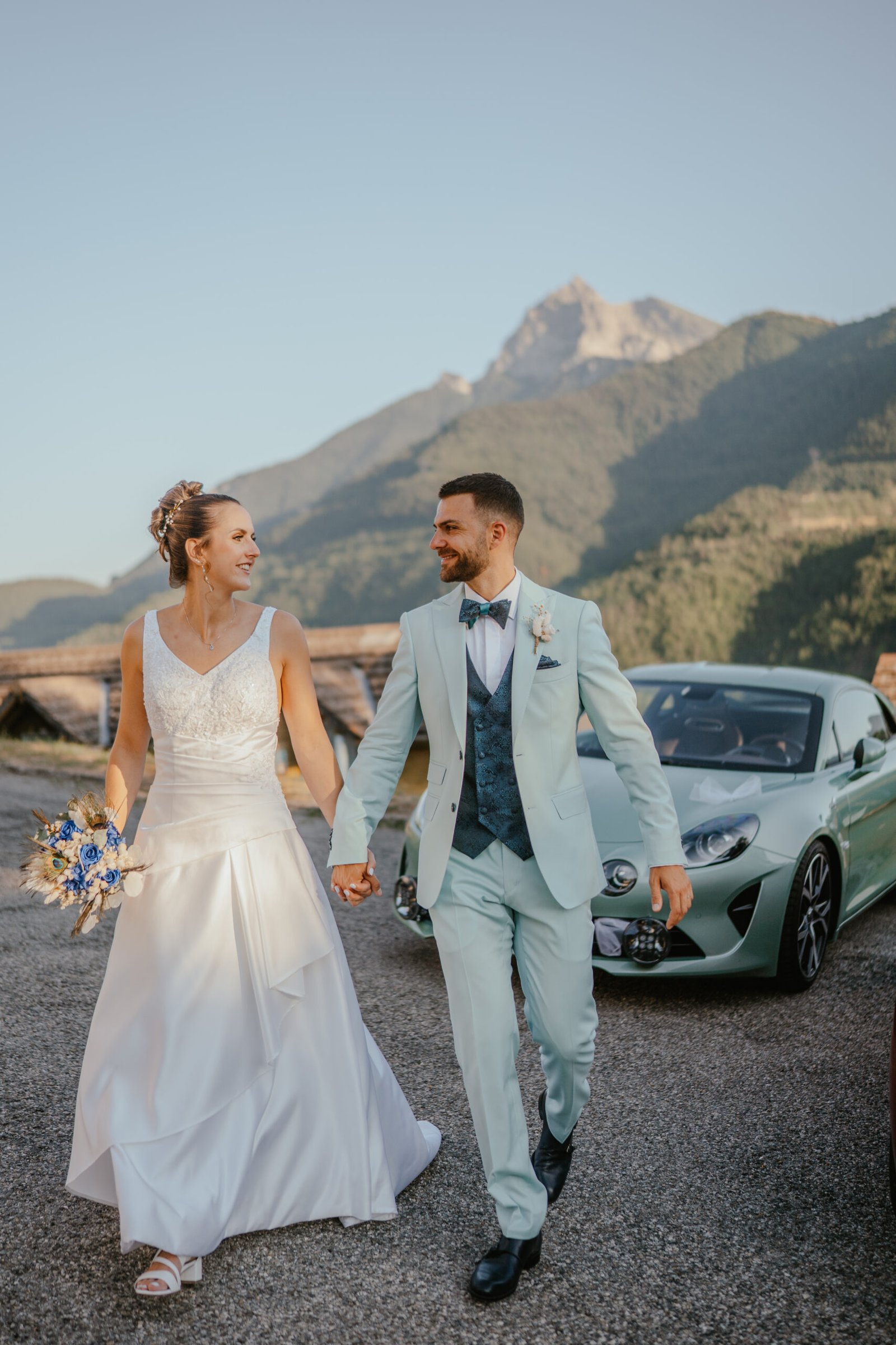 Maries devant les Alpes et une Alpine mariage Isere