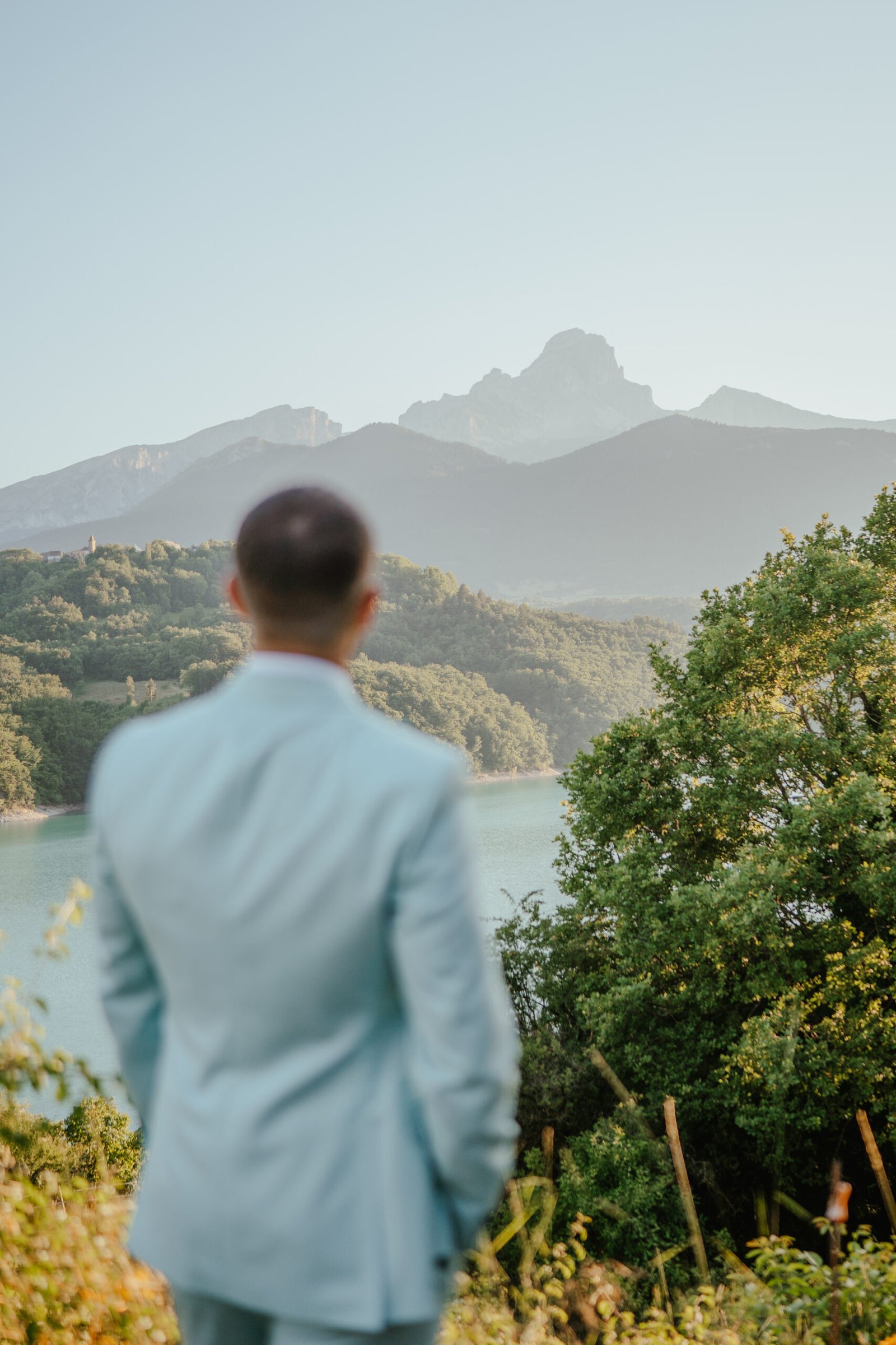 solight photo & vidéo de mariage Marie contemple le lac et les massifs Isere mariage Grenoble